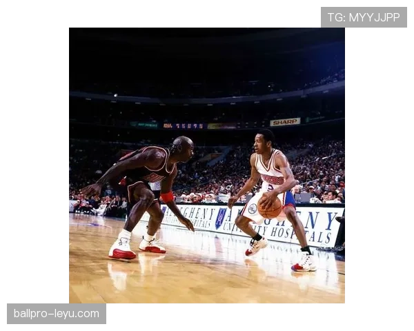 艾弗森无球跑动撕裂防线，主导76人快攻节奏