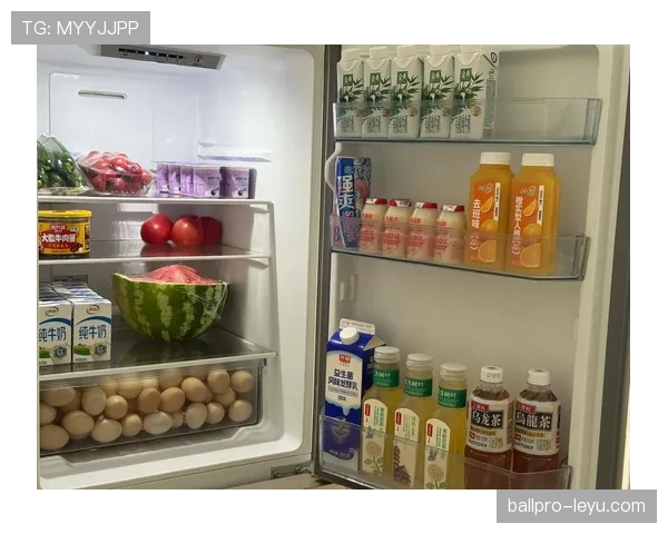 特雷·杨家的冰箱里塞满能量饮料，连狗都绕着走