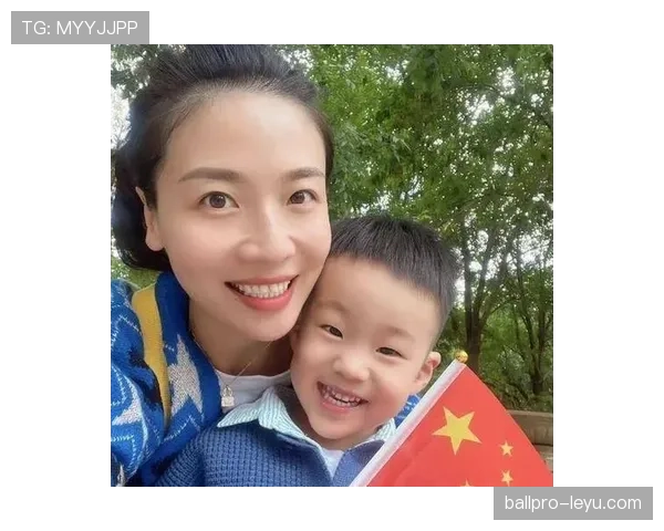 魏秋月穿着队服路过奶茶店，手里那块表比我一个月工资还惹眼